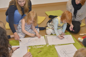 Noten in ihrer elementarsten Form: Wir singen und malen zu den lauten, leisen, wilden, ruhigen, kurzen und langen Tönen