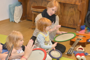 Laut und leise musizieren und dadurch Feinmotorik und differenziertes Hören schulen