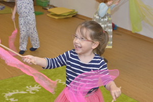 Wir tanzen zur Musik mit bunten Chiffontüchern