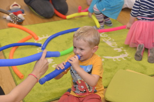 Kreativität fördern und Geräusche entdecken mit den bunten Rhythmikschläuchen
