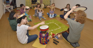 Wenn wir ganz leise mit den Fingern auf der Trommel trippeln, klingt das wie Regen