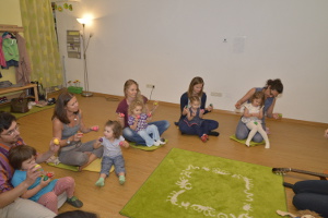 Im Takt Rasseln, Klopfen und Singen mit den bunten Rasseleiern