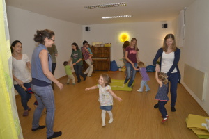 Soziales Lernen und spielerisches Erleben musikalischer Strukturen in gemeinsamen Kreistänzen