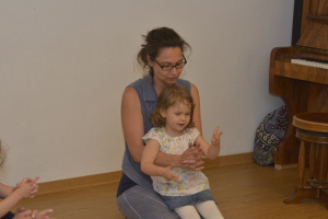 Fingerspiele schulen die Feinmotorik