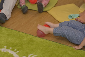 Sinnesschulung mit verschiedenen Rhythmikmaterialien