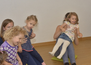 Rhythmus erleben mit Kniereitern